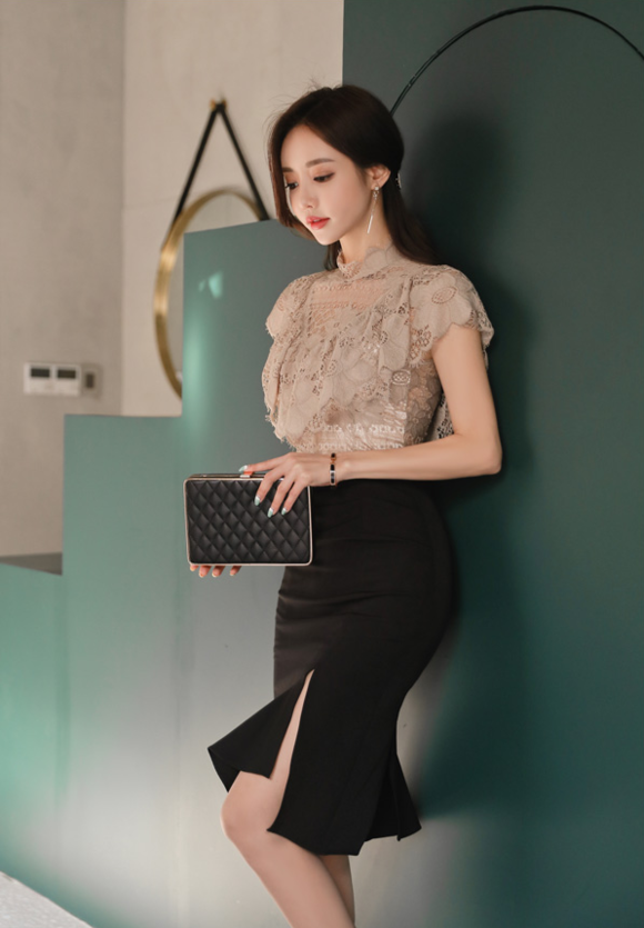 女神孙允珠，荼蘼姜茶浅棕磨砂雕纹刺绣衫