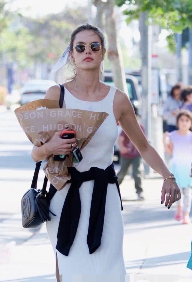 能驾驭得了这条深V长裙的女明星，也只有她了