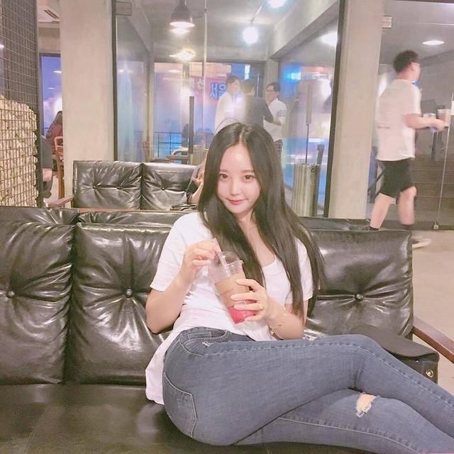 修身牛仔裤修饰下的好臀围，更好的表现了自己的身材优势