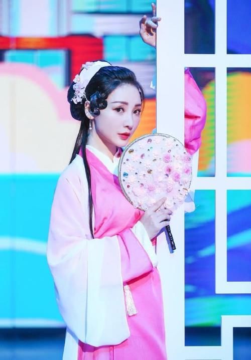  『意外』柳岩胆真大，cos王祖贤饰演的白蛇，手持花朵团扇意外的仙气