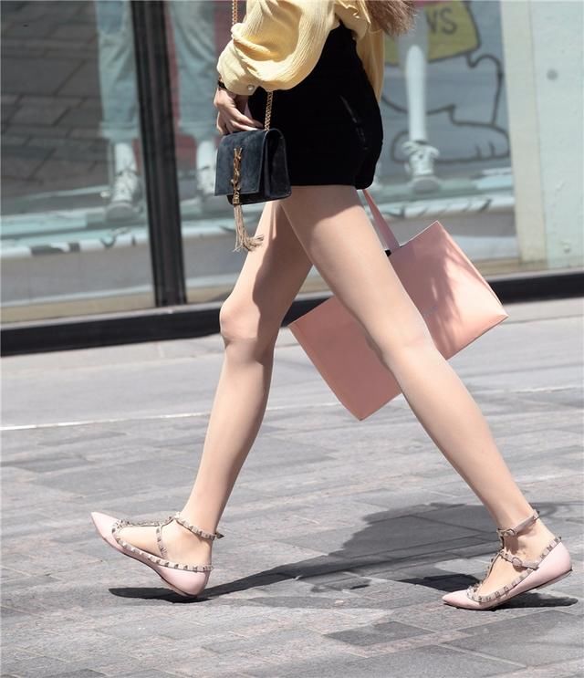 街拍：戴口罩的肉丝妹子在风中凌乱，好想为她挡风