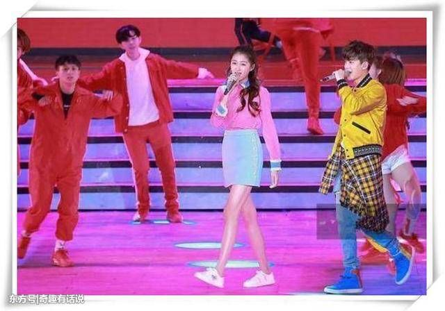 49岁许晴和20岁关晓彤同穿娃娃领上衣，网友:气场差距尴尬了