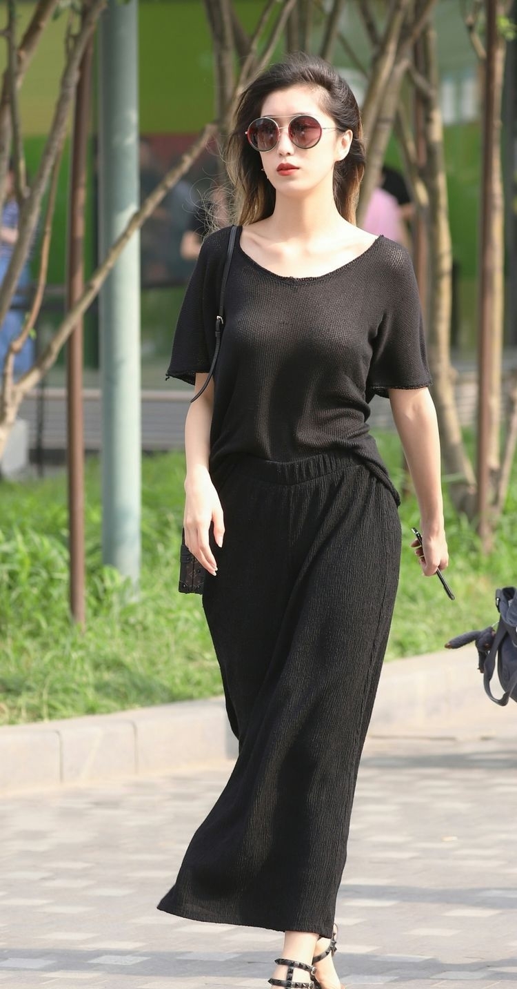  #搭配#美女街拍：街上穿裙的女孩都那么好看，眼睛要忙不过来了！