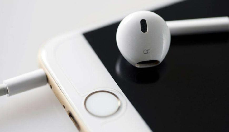 为何现在手机厂商不赠送耳机了？背后的猫腻值得深思