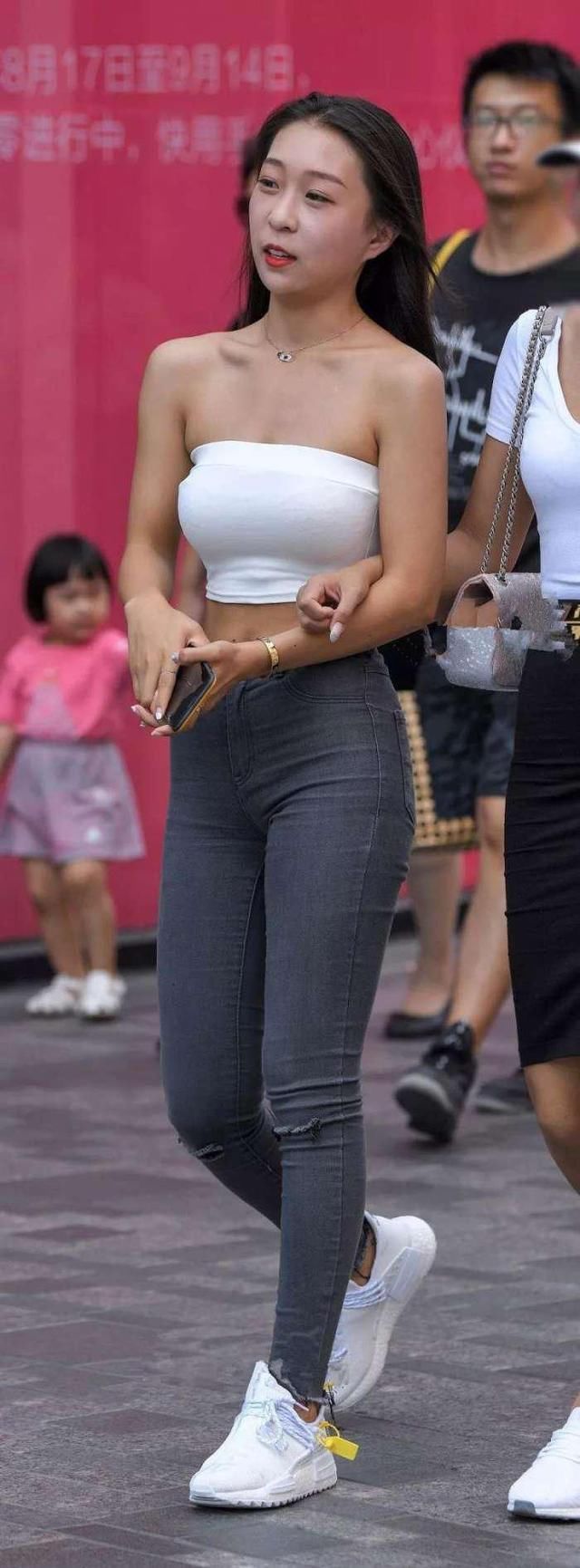 街拍时尚：性感紧身牛仔裤，穿出100分的时尚好身姿！