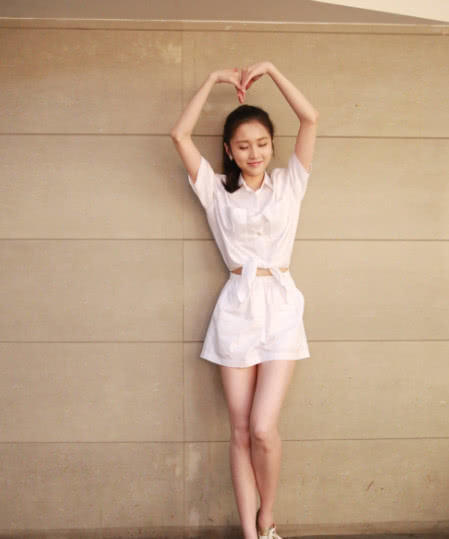 张慧雯秀长腿，一双大脚几乎“戳穿”屏幕，网友：下面穿跟没穿有