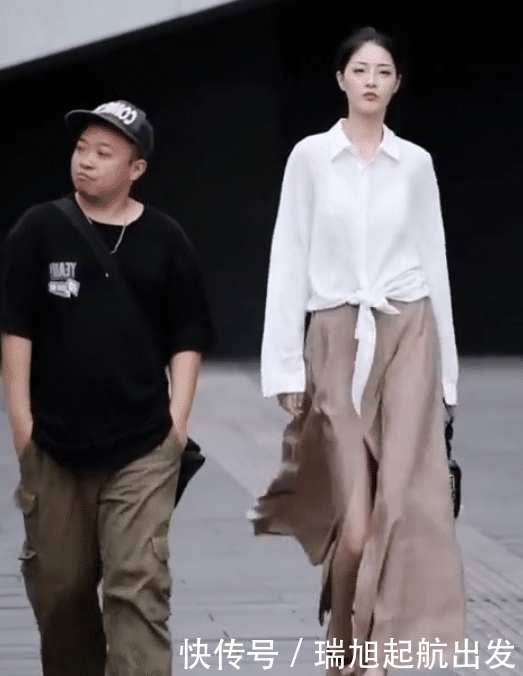  「巨瘦」身高180还巨瘦，紧身衣都撑不起来，男人站身旁像“侏儒”