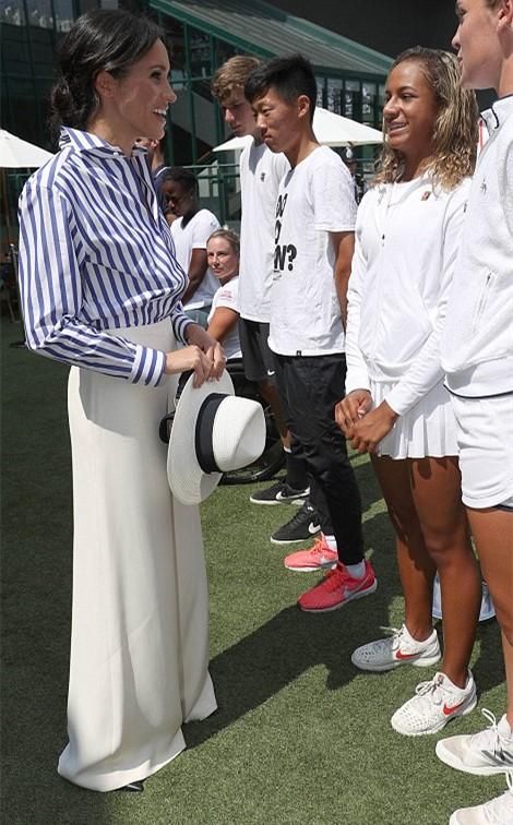 无视女王警告，又被哈里王子否定，梅根被批“太爱穿裤子”