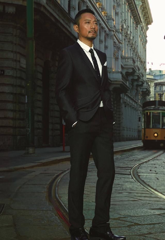 张涵予这波操作太厉害，墨镜黑衣造型参加彩妆活动，还有点反差萌