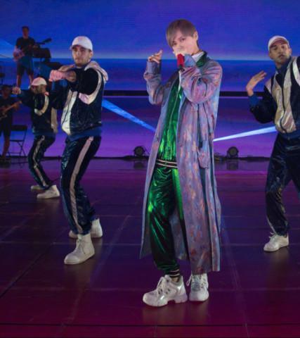 李宇春终于秀腿了,裤子越穿越短,网友:原来身材这么有料!