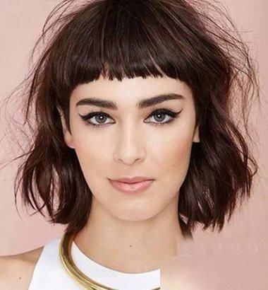 狗啃式刘海搭配短发很时尚！