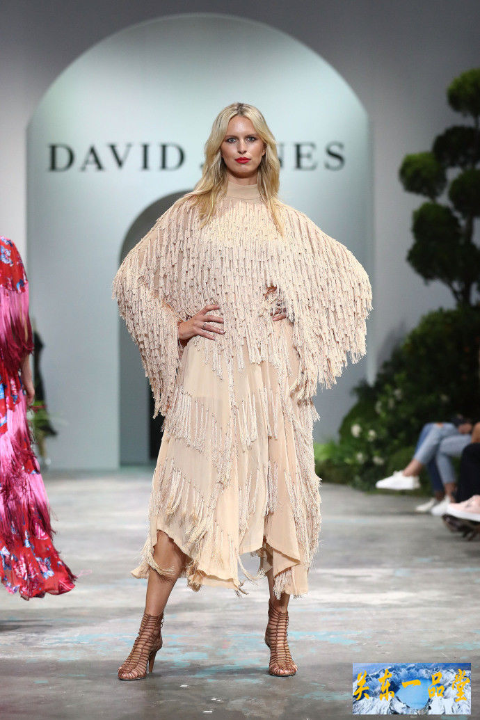 超模Karolina Kurkova悉尼秀场惊艳亮相