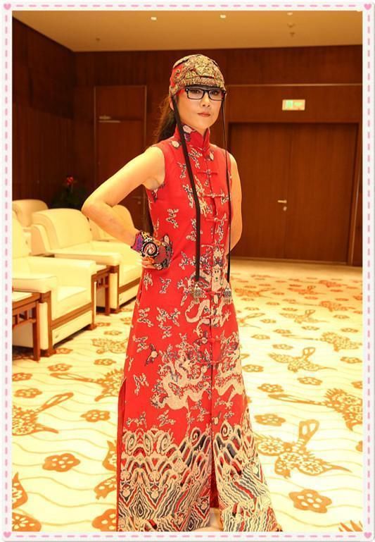 杨丽萍才是扮嫩界鼻祖！60岁照样驾驭粉色裙，网友：这腿是真细！