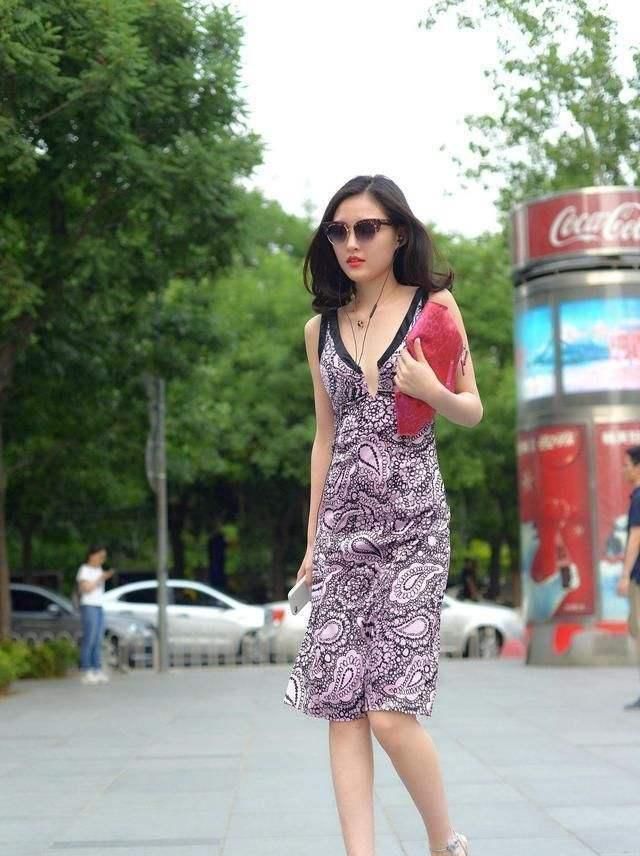 街拍:吊带小短裙，不仅秀肩还秀腿。委婉秀出女神气质!