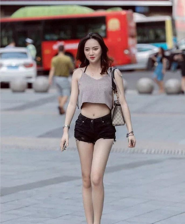 小姐姐|路人街拍,美女穿青色的吊带连衣裙,尽显优雅魅力