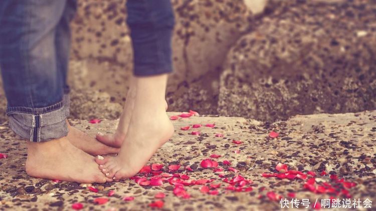 姑娘每天贴15对假睫毛，只为了隐藏在芭比的样子下生活