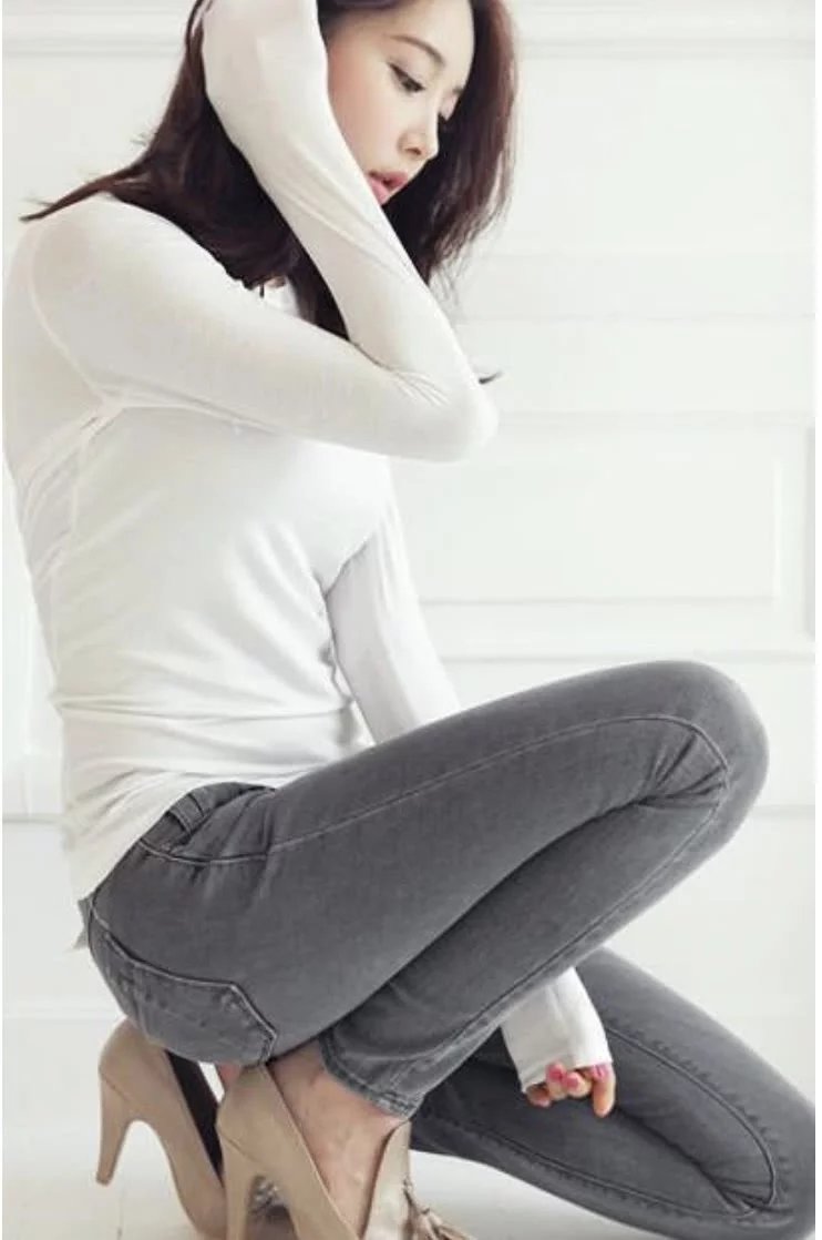 牛仔裤美女，抬头的一瞬间，显得美丽又自信！