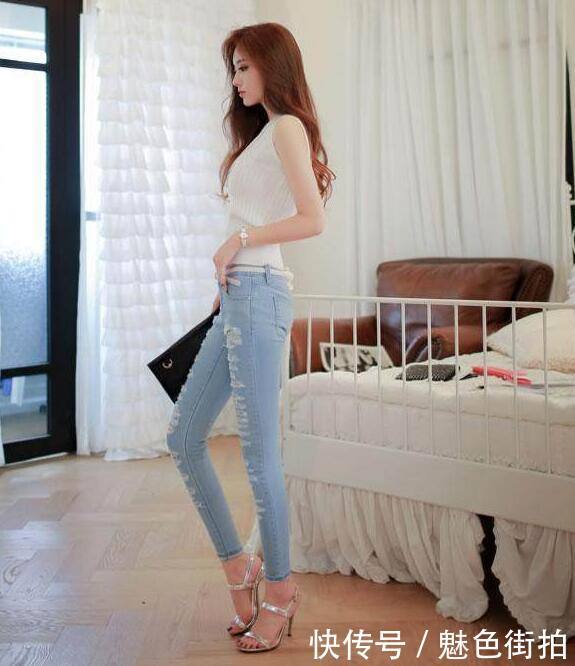 路人街拍，乔欣现身上海机场，红色T恤搭配黑色长裤清新自然