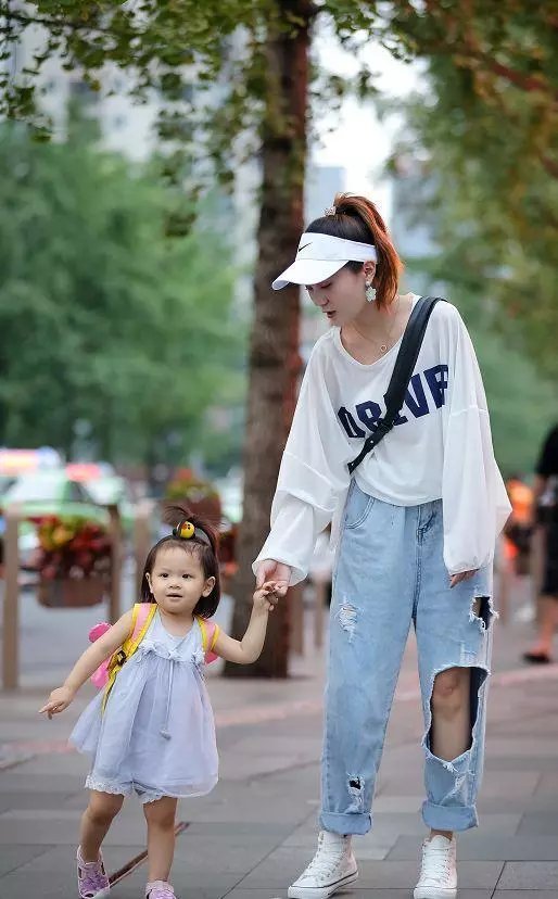 路人街拍，小姐姐这身紧身连衣短裙，真是性感无比