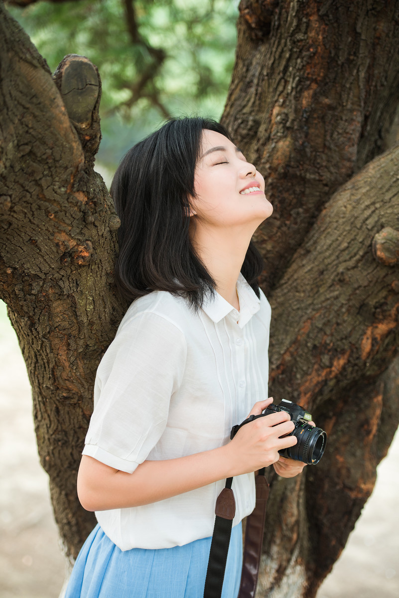 穿白衬衫的短发素颜大眼女孩写真