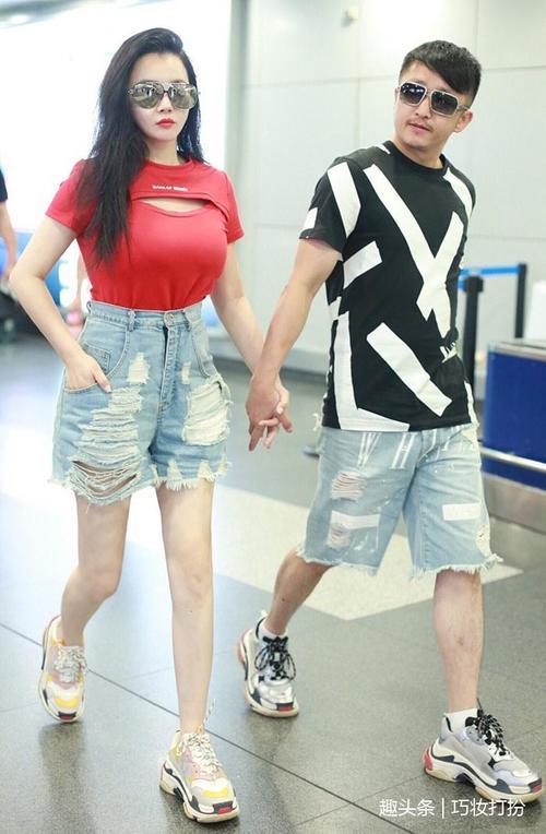 冉莹颖红色T恤就能穿出婀娜身姿,就是裤头勒得太紧,看着都累!