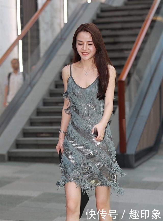  「女性」吊带裙，时尚又灵动，彰显现代女性潮流审美
