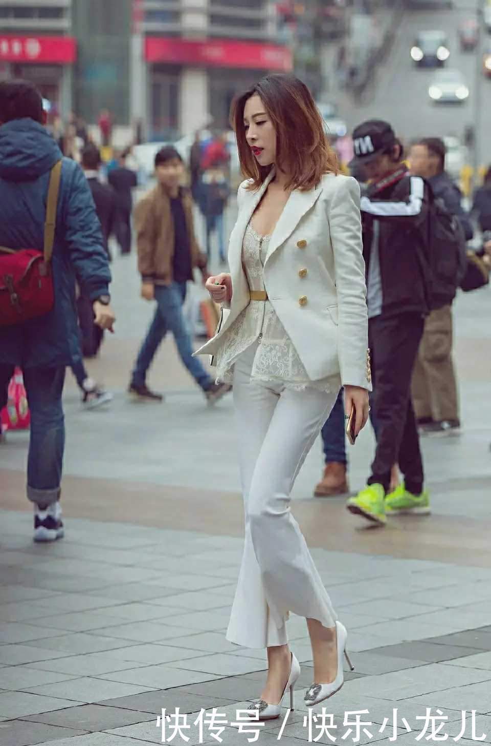 小姐姐|街拍:小姐姐白色紧身套装,美丽大方不失优雅