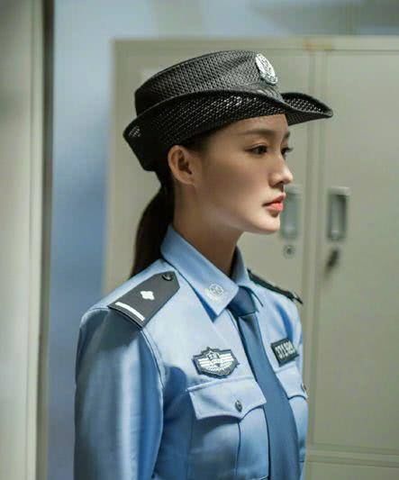  『勒出』李沁的“警服照”火了！一根皮带勒出细腰，终于相信她只有85斤