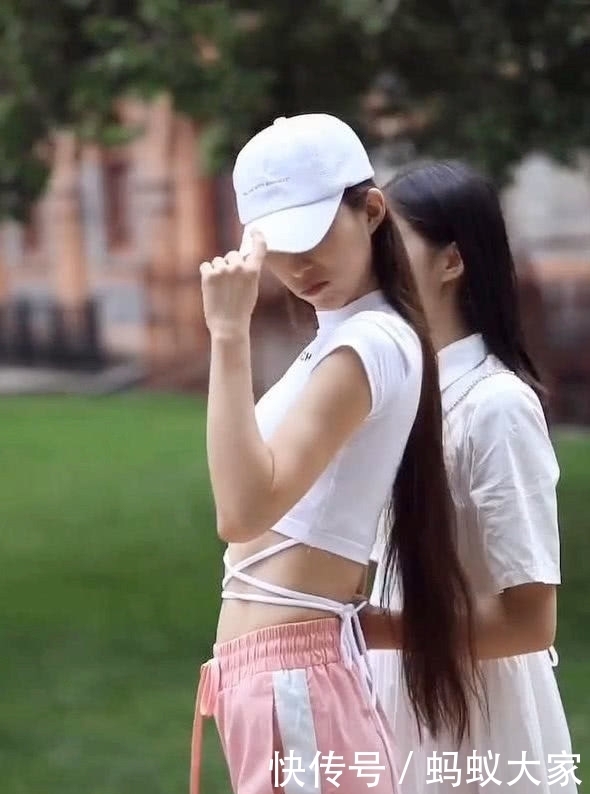  【小姐姐】路人街拍：见过鞋带绑脚上的，却没见过绑腰上，小姐姐真不一般！