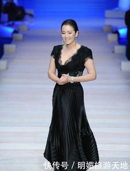 巩俐不愧是巩皇,红色阔腿裤霸气十足,这气场真不是章子怡能比的