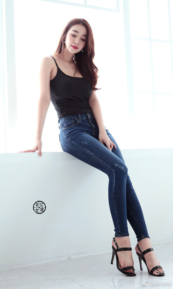 路人街拍,花色包臀裙,特别吸引路人的目光,你可以试试