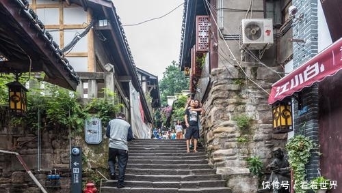 重庆洪崖洞被外地人“疯狂打卡”,本地人为何却表示不敢去呢?