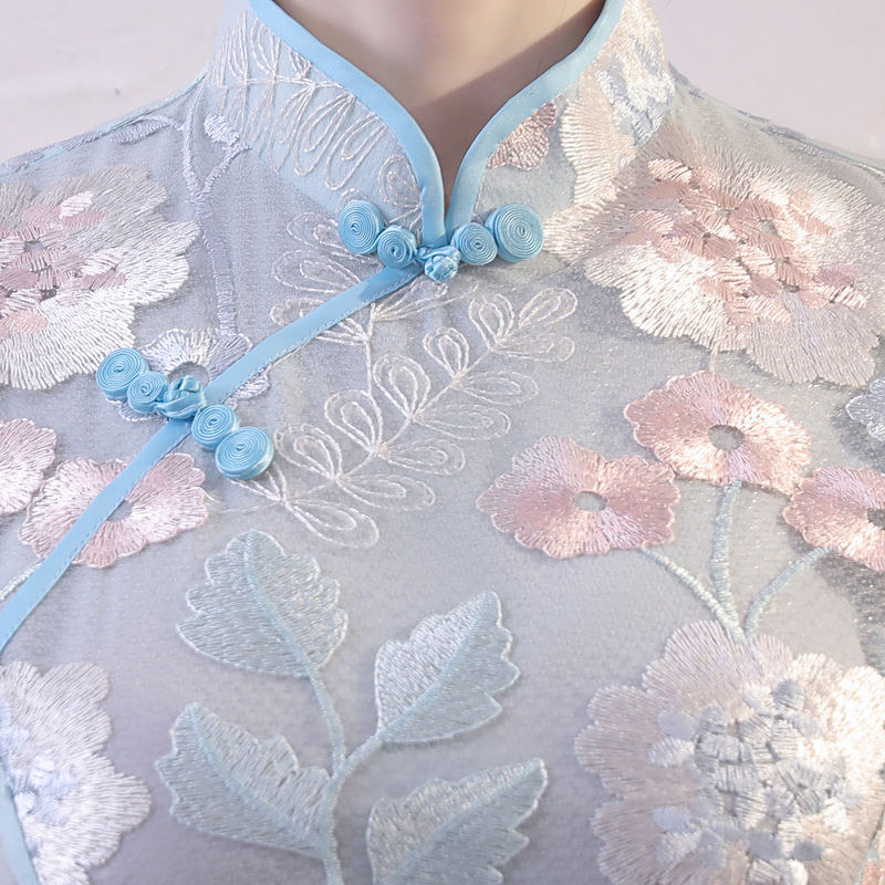 和表姐同时参加聚会,她身上的改良旗袍,让人眼前一亮太美太闪耀