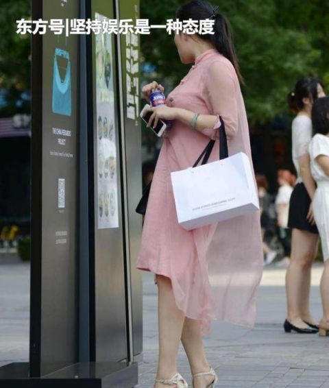  『风范』街拍：沉鱼落雁的美女，一件蕾丝上衣配浅色短裙，时尚魅力风范