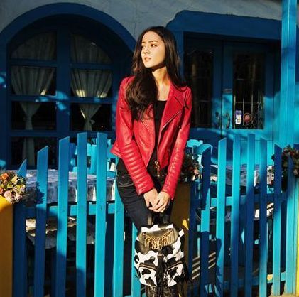 迪丽热巴一向不热衷暴露装，但穿上抹胸黄裙，没想到身材却这么好