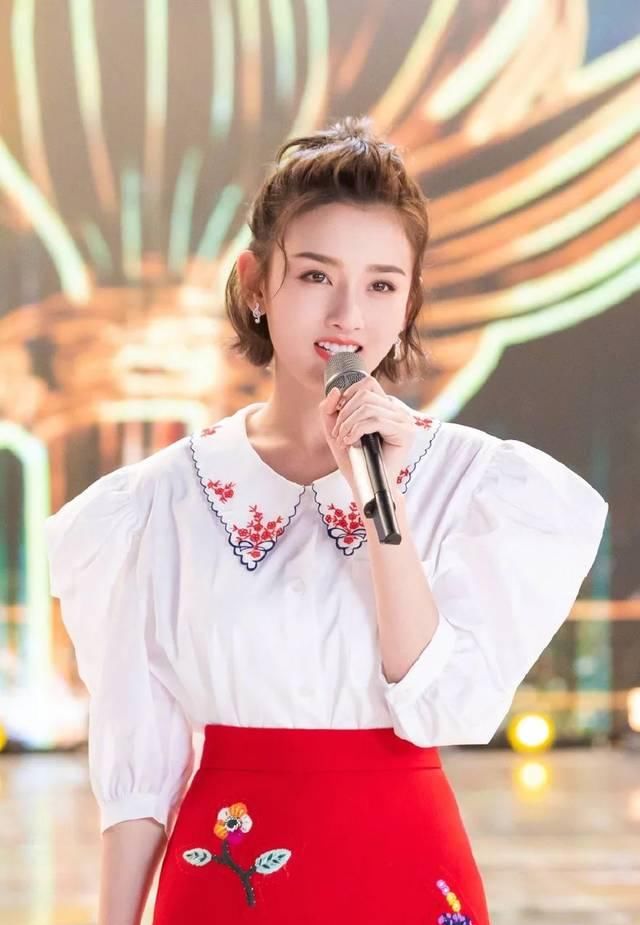  「白色娃娃」今年的自信就指着领子了！