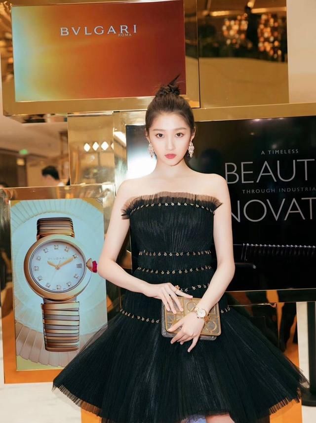 当关晓彤与热巴同穿黑色抹胸裙,网友:这是小公主与女王的差距!