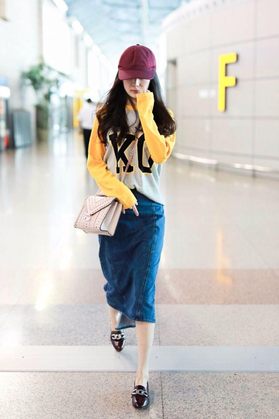 杨幂的鞋子是用渔网做的吗?看起来好特别，真想有一双!