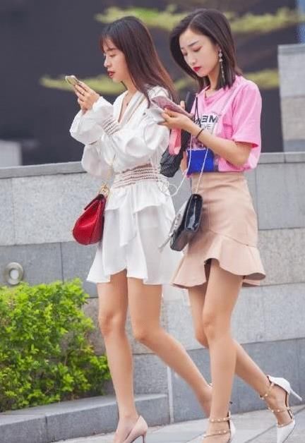 「美丽大方」街拍:如花似玉的小姐姐,一条白色的连衣裙,时尚优雅美丽大方