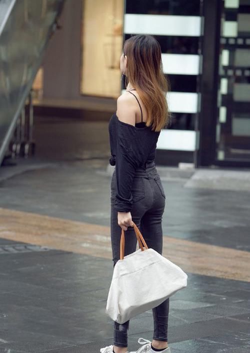 T恤|颜值美女,黑色T恤穿出新潮流!