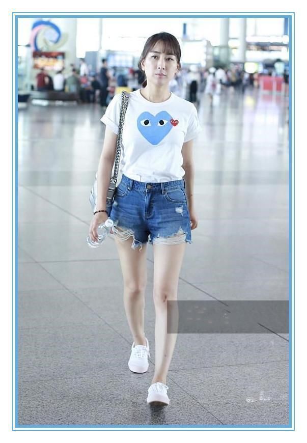 马苏为博眼球,白T配短裤走机场,撞上胡冰卿,清纯装纯一目了然