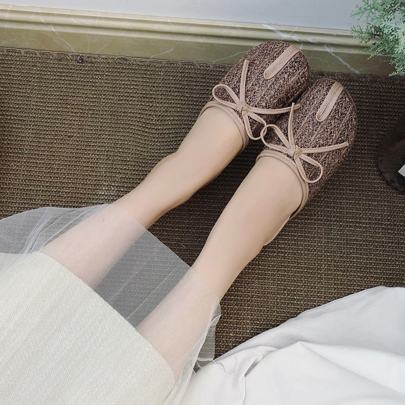 难怪呢!小姨不穿高跟鞋了，穿上时尚凉拖，显得脚更白嫩呢