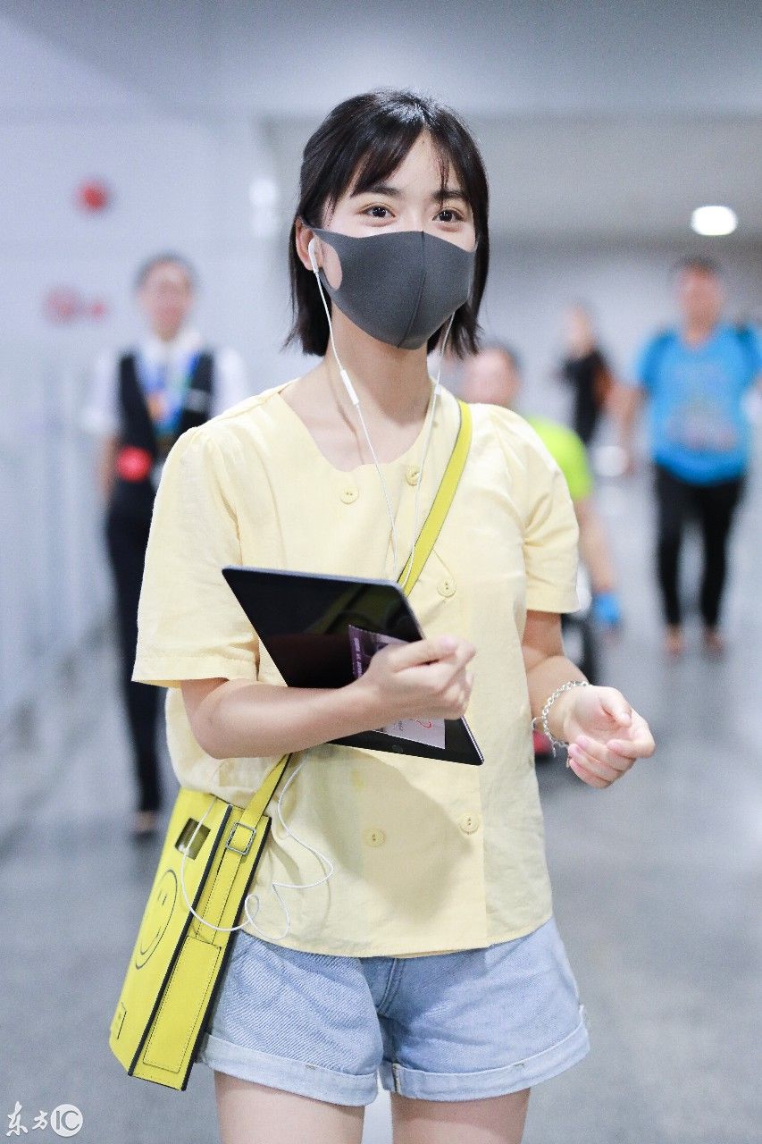 沈月身着T恤短裤，搭配黑色皮鞋亮相机场，步伐轻松自然!
