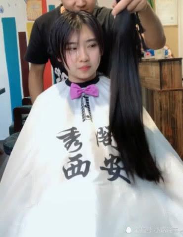 一脸高冷的女孩接头发，最后满意的笑起来让人心动 网友：整容了