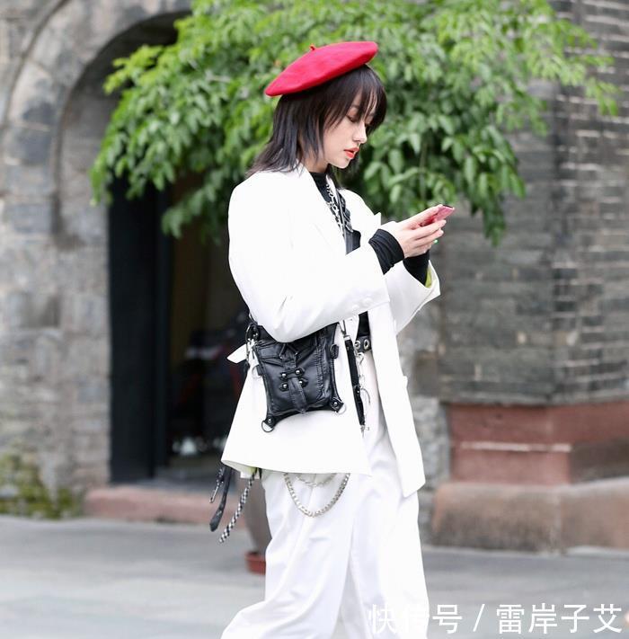  [凸显]街拍：橘色毛衣搭配A字裙的小姐姐，凸显腿长的基本搭配