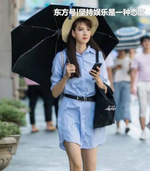  『风范』街拍：仪静体闲的美女，一条白色的连衣裙，时尚女性风范