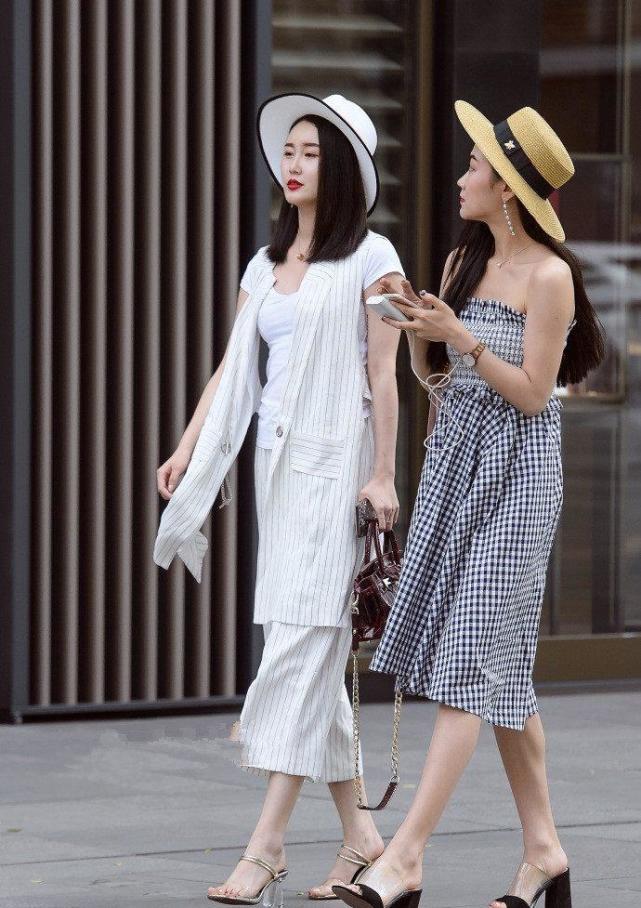 街拍：美女现身街头，让多数宅男们眼前一亮！