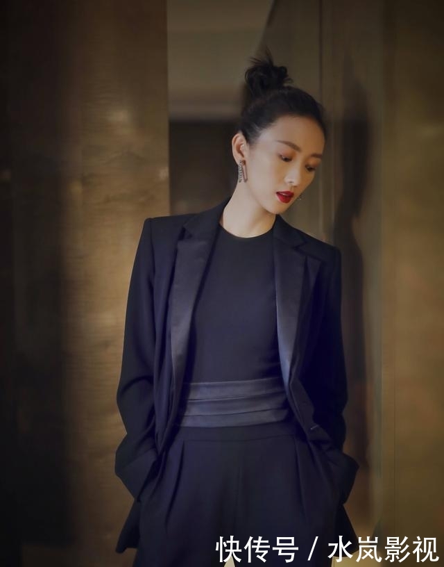  「蓝色」杨澜穿一袭湖蓝色缎面裙尽显优雅气质，这才是中年女性该有的模样