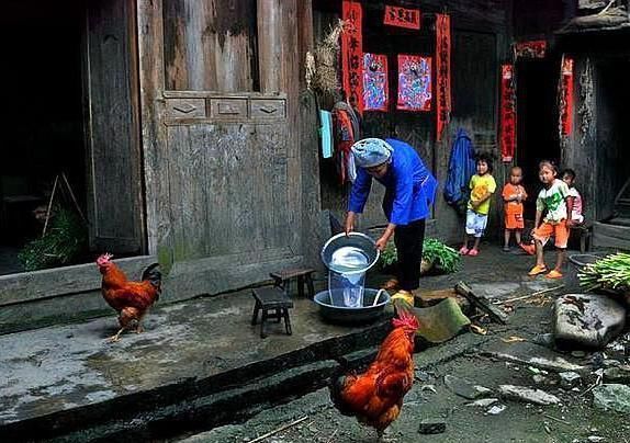 老人说“宁可借人一斗米，不愿借人半担柴”为啥柴不外借，啥意思