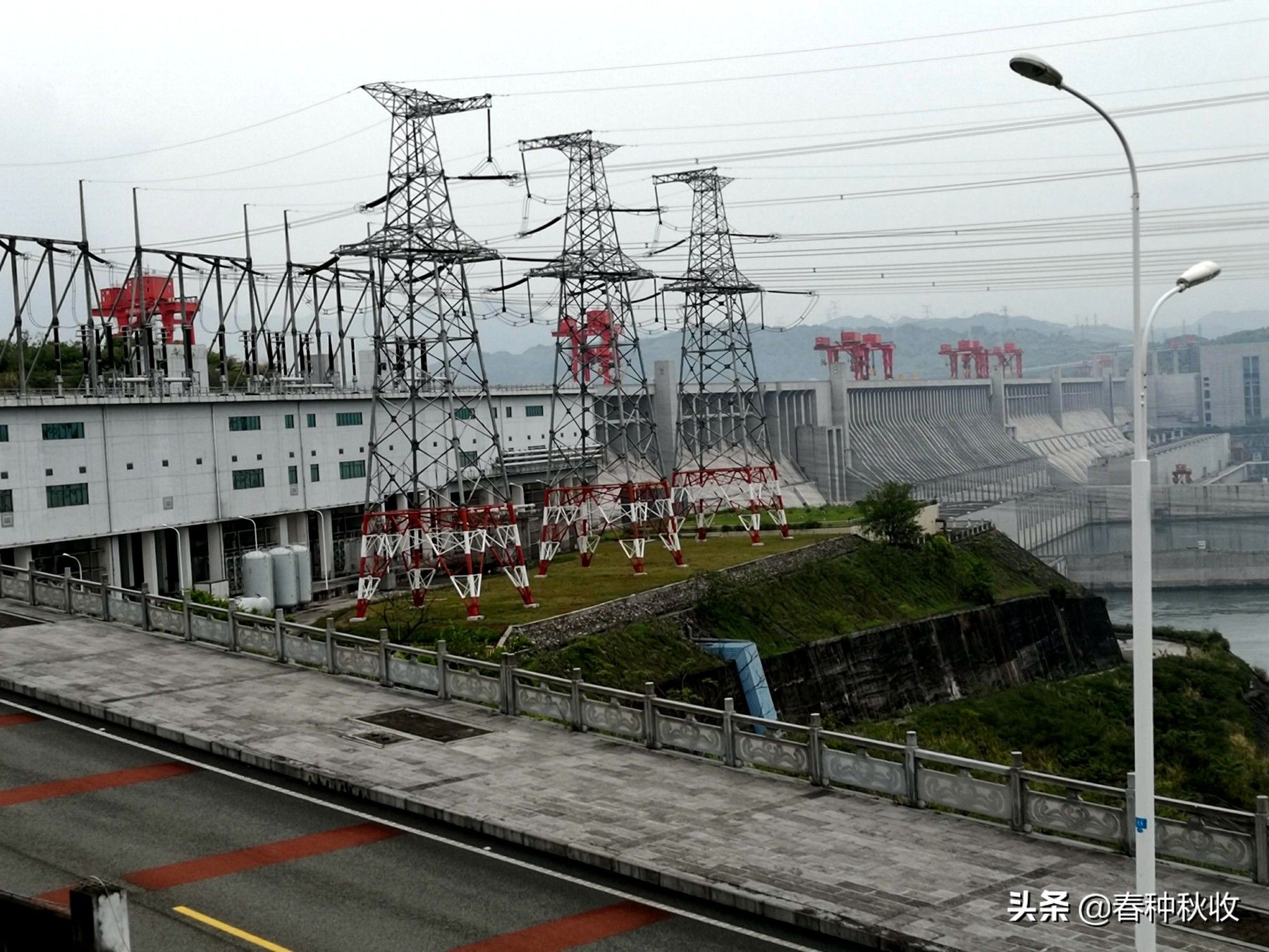 三峡大坝是中华民族的骄傲，发电量按二毛计价，日收入突破亿元